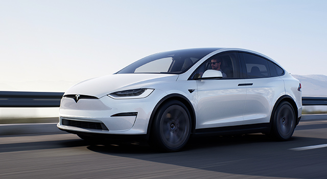 Elektroauto Tesla Model X Plaid dreht mit 2,6 Sekunde auf 100 km